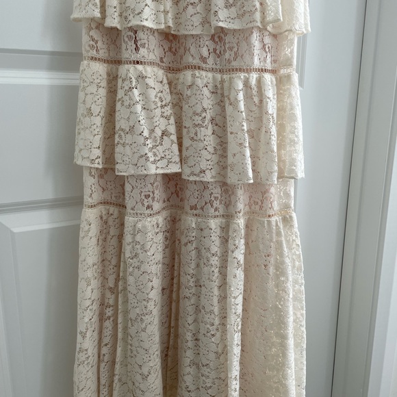 Long Lace Vneck W Tiered Skirt Wedding Dress - Picture 4 of 5